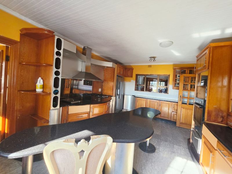 Spacious 7-Bedroom Home with Flatlet & Income Potential - Photo 3