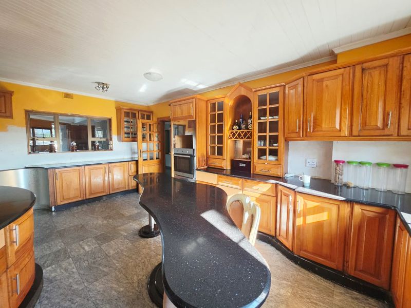 Spacious 7-Bedroom Home with Flatlet & Income Potential - Photo 2