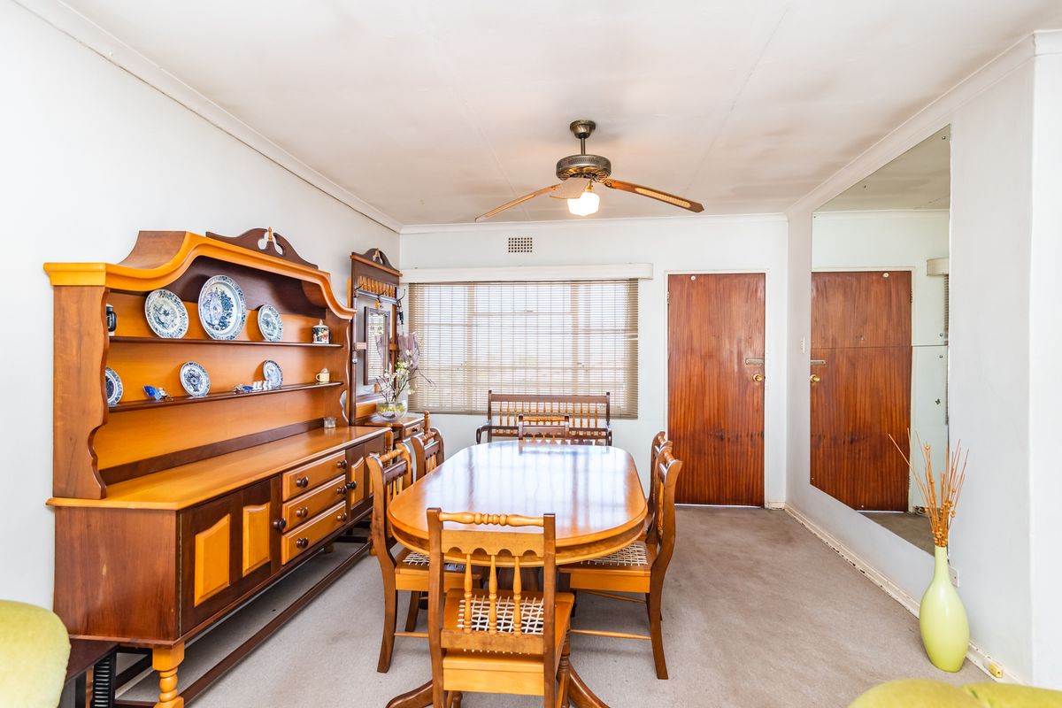 Very Spacious & Sunny North Facing Apartment - Photo 2