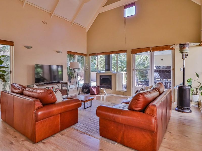 Spacious Family Home with Flatlet, Pool & Solar Power - Photo 2