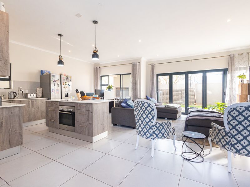 Spacious Lock-Up-and-Go Home in Parklands North! - Photo 3