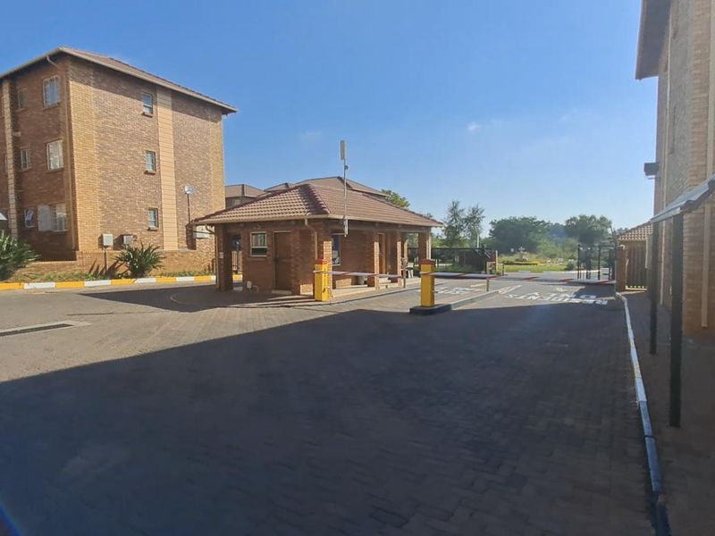 Neat Two Bedroom Available Now In Daffodil Gardens - Photo 2