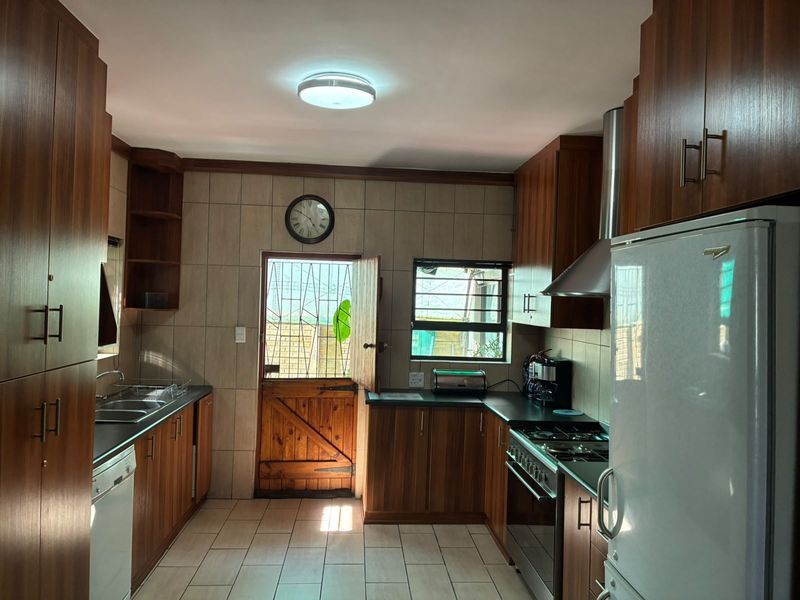 Dual-Living Home with Mountain Views & Excellent Income Potential - Photo 4