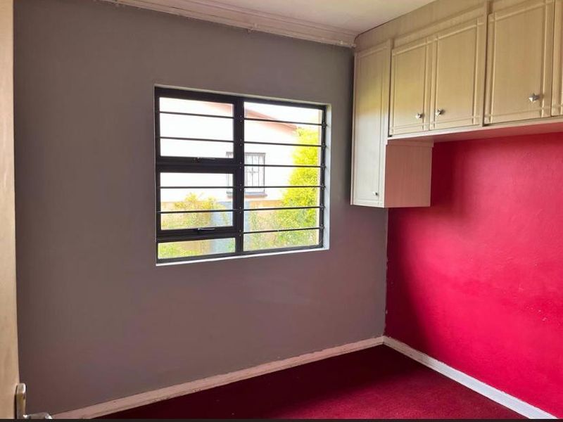 Well-maintained Family Home! - Photo 7