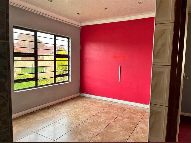 Well-maintained Family Home! - Photo 6