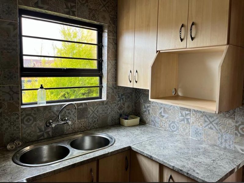 Well-maintained Family Home! - Photo 3