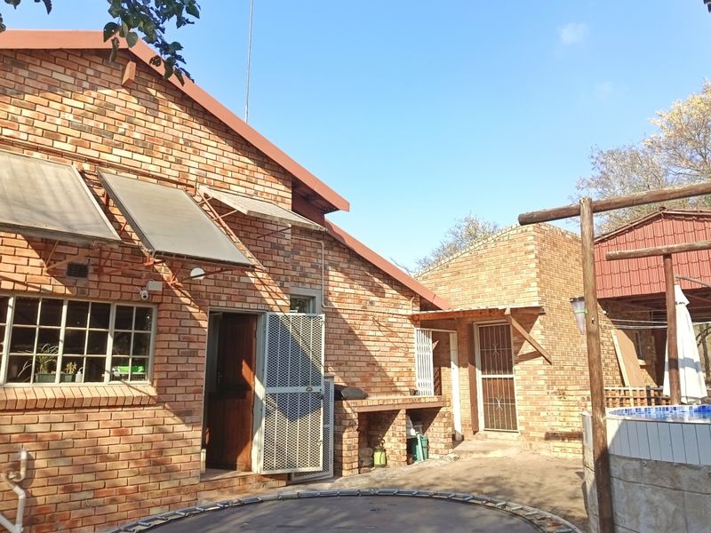 Large Family Home - Photo 5