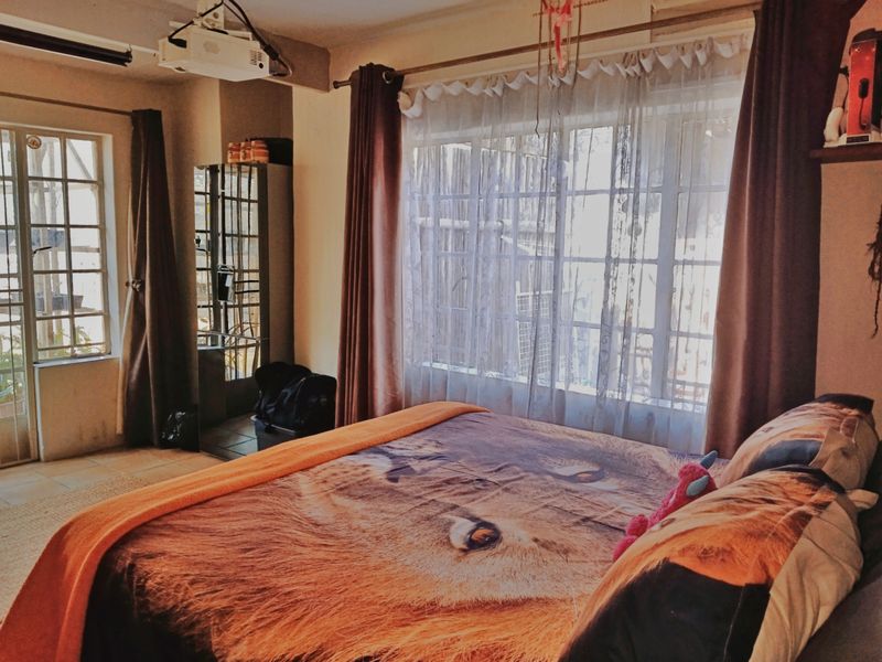 Large Family Home - Photo 10