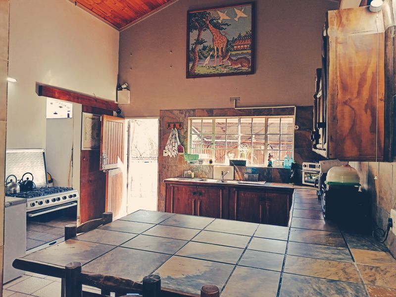 Large Family Home - Photo 7
