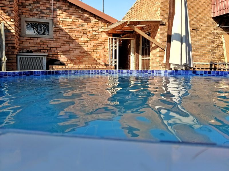 Large Family Home - Photo 2