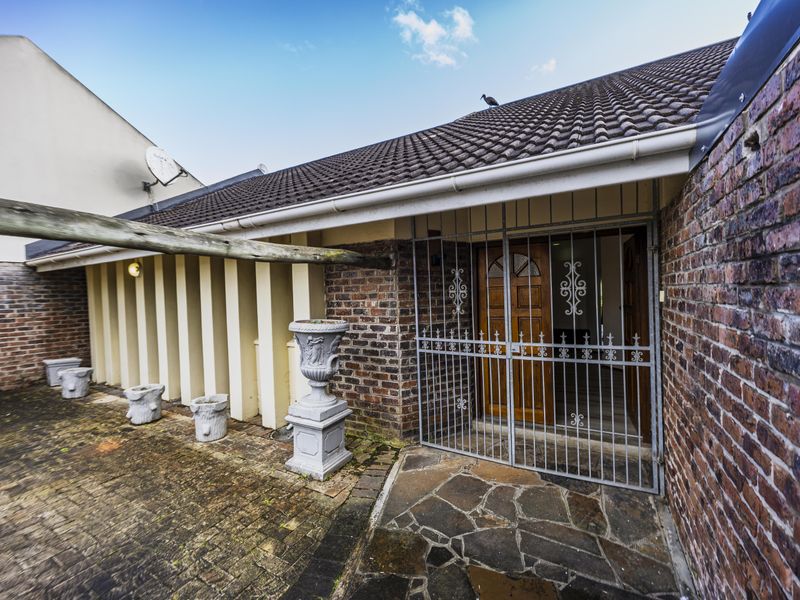 This is more than just a home – it's the Bonza Bay lifestyle you've been looking for. - Photo 9