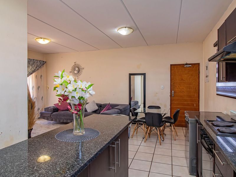 Stunning two bedroom apartment in Randpark Ridge—your perfect blend of comfort and convenience - Photo 3