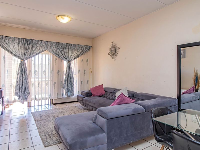 Stunning two bedroom apartment in Randpark Ridge—your perfect blend of comfort and convenience - Photo 2