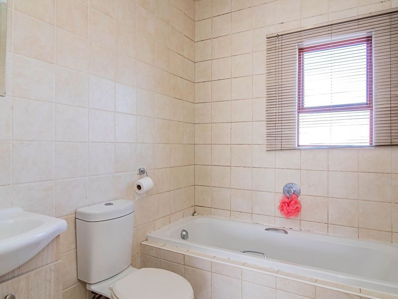 Stunning two bedroom apartment in Randpark Ridge—your perfect blend of comfort and convenience - Photo 9
