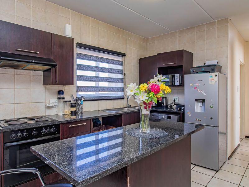 Stunning two bedroom apartment in Randpark Ridge—your perfect blend of comfort and convenience - Photo 4