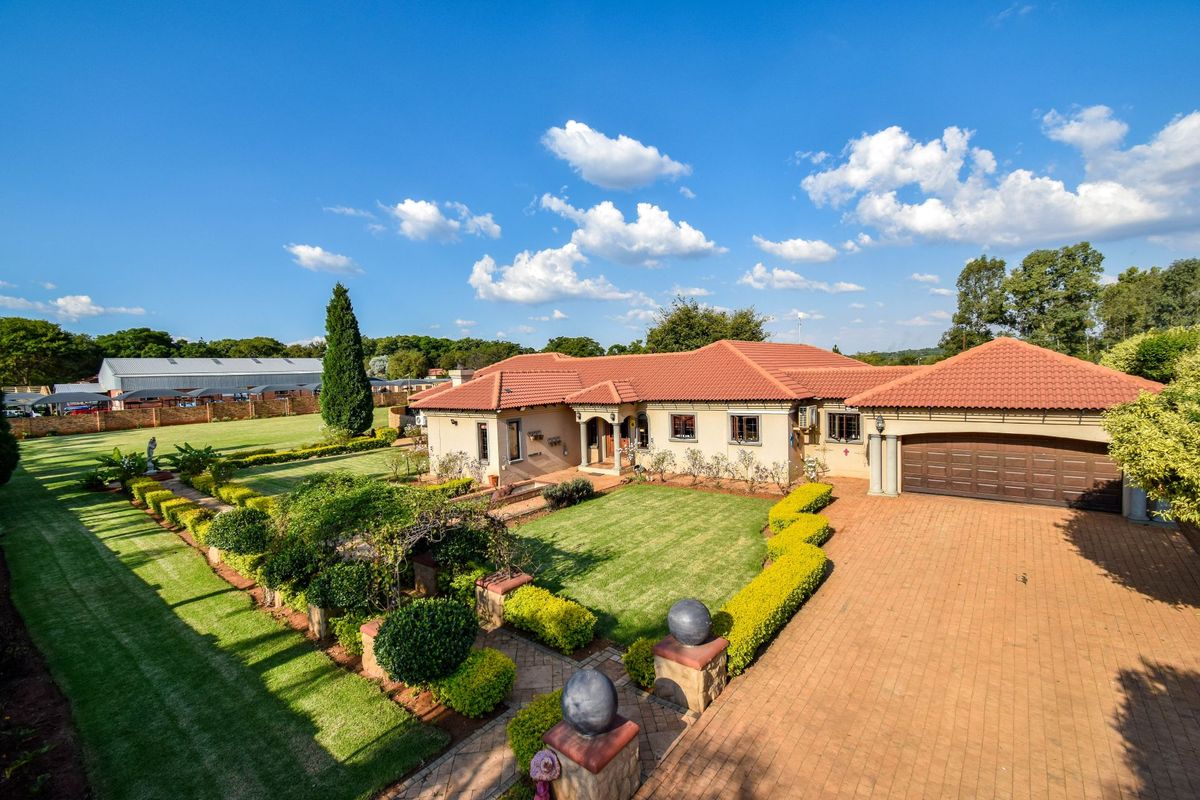 Luxury Farm-Style Entertainer’s Dream Home - Photo 2