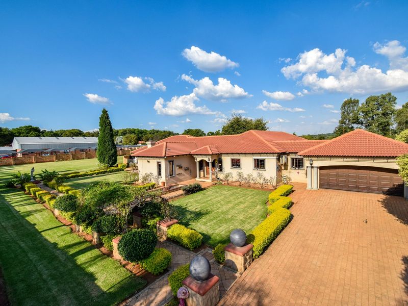 Luxury Farm-Style Entertainer’s Dream Home - Photo 2