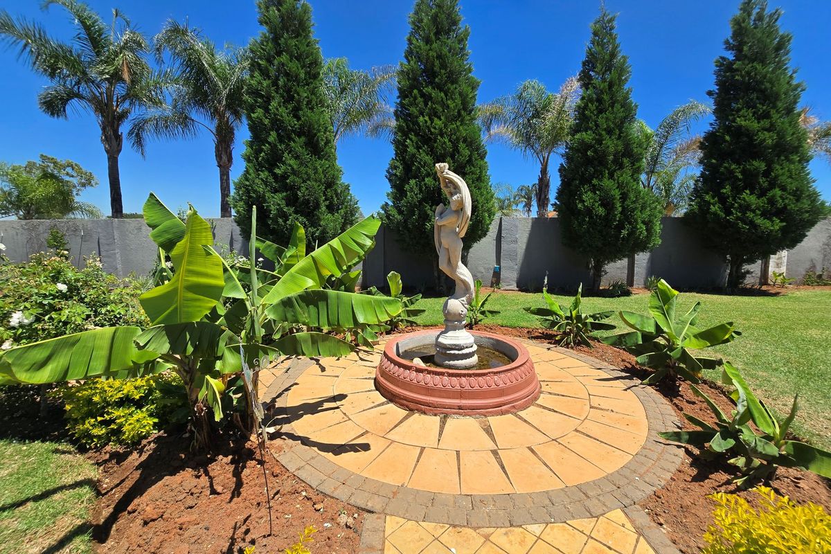 Luxury Farm-Style Entertainer’s Dream Home - Photo 4