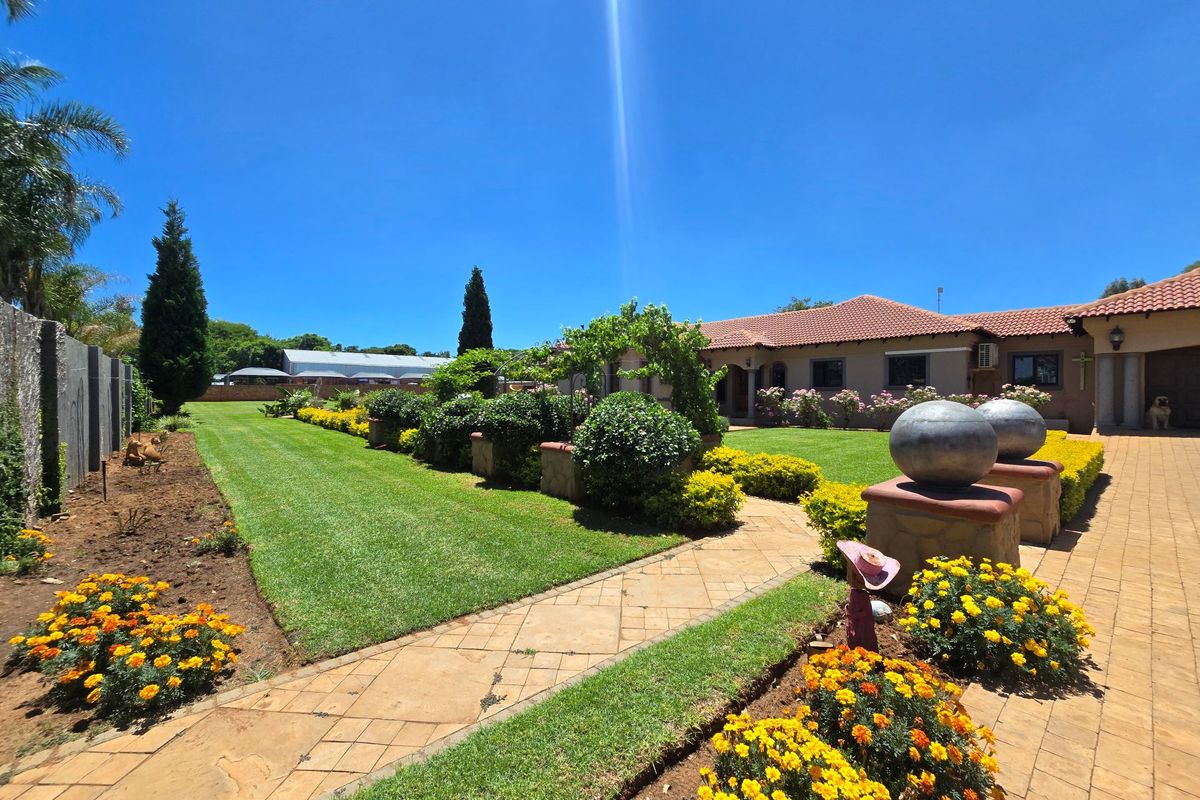 Luxury Farm-Style Entertainer’s Dream Home - Photo 3