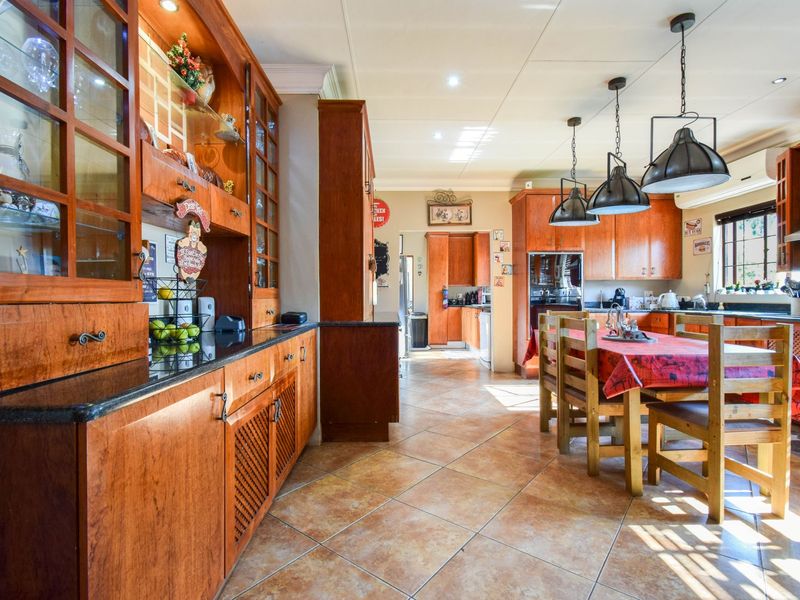 Luxury Farm-Style Entertainer’s Dream Home - Photo 10