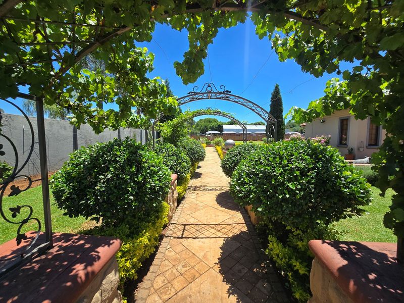 Luxury Farm-Style Entertainer’s Dream Home - Photo 8