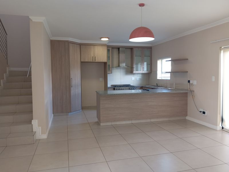 Stunning Freestanding Estate House to Rent in Kraaibosch Park, George - Photo 4