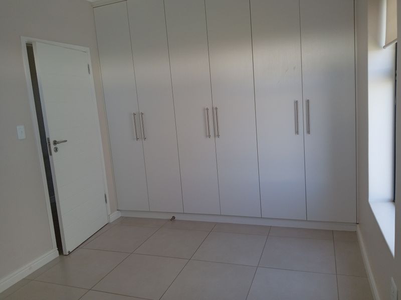 Stunning Freestanding Estate House to Rent in Kraaibosch Park, George - Photo 10