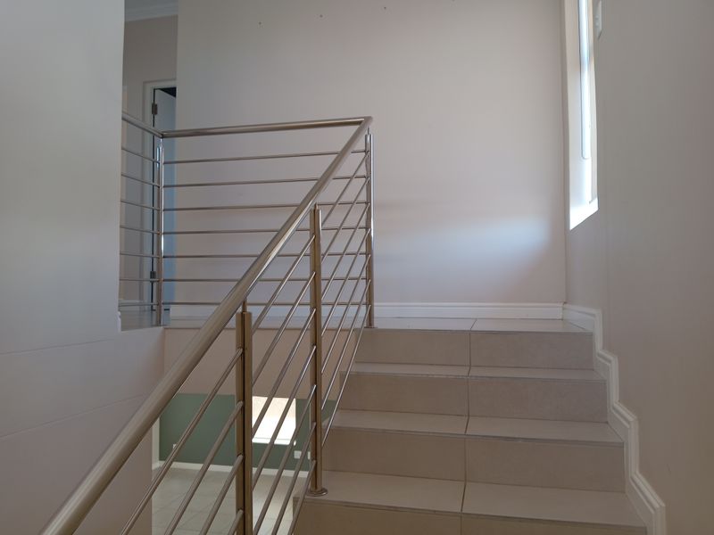 Stunning Freestanding Estate House to Rent in Kraaibosch Park, George - Photo 7