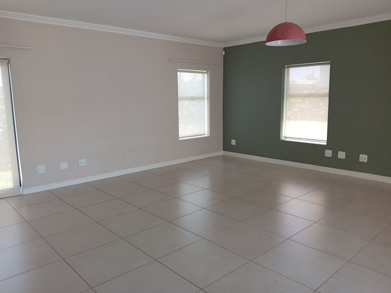 Stunning Freestanding Estate House to Rent in Kraaibosch Park, George - Photo 2