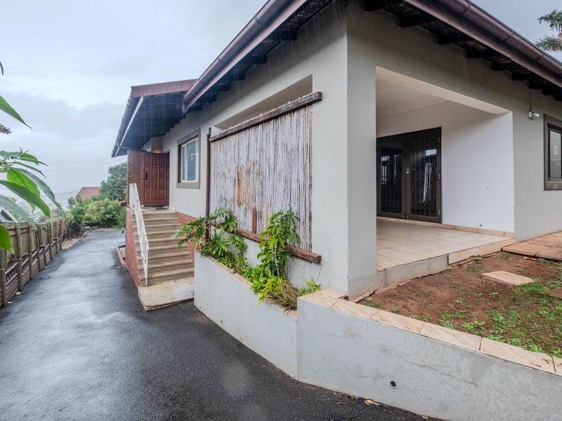 Exceptional renovation opportunity with panoramic sea and city views - Photo 3