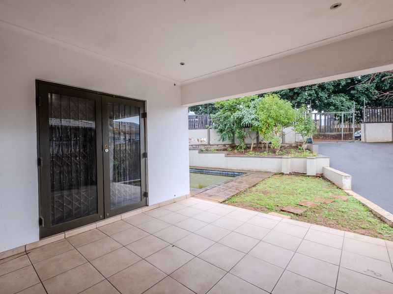 Exceptional renovation opportunity with panoramic sea and city views - Photo 2