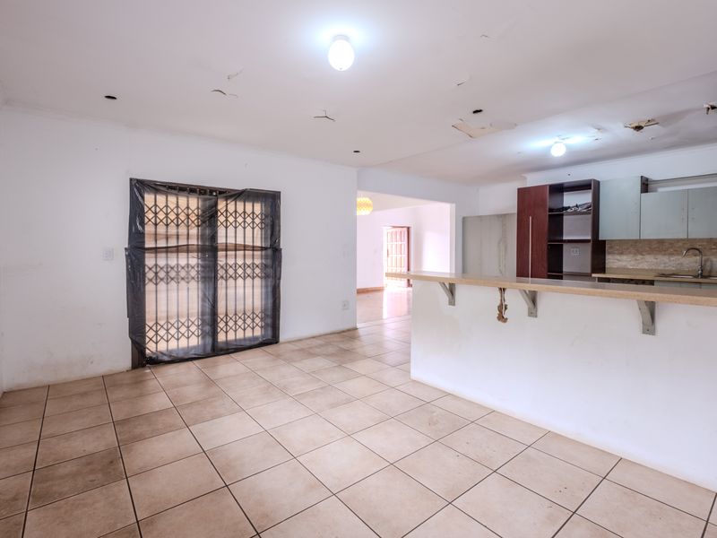 Exceptional renovation opportunity with panoramic sea and city views - Photo 9