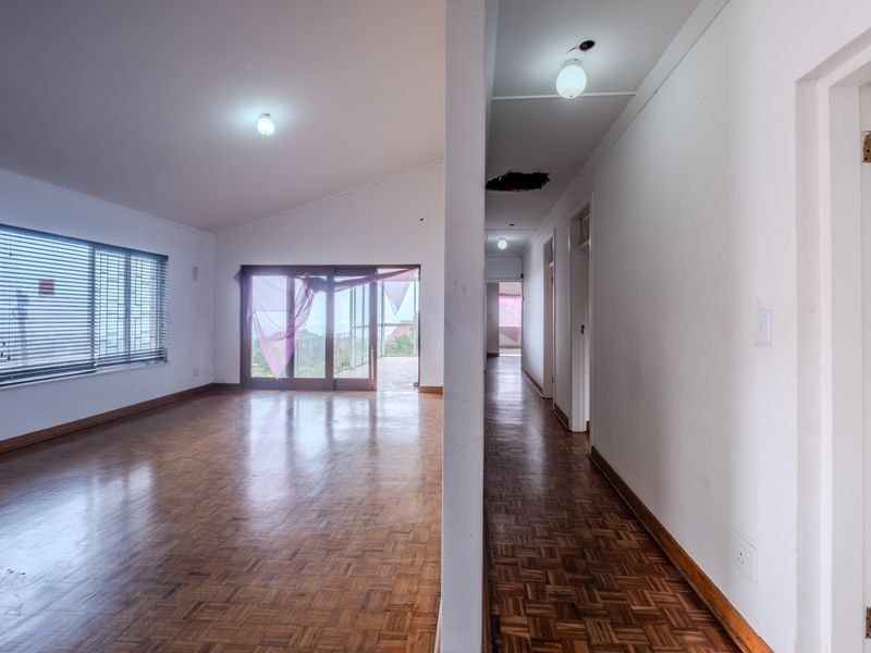 Exceptional renovation opportunity with panoramic sea and city views - Photo 10