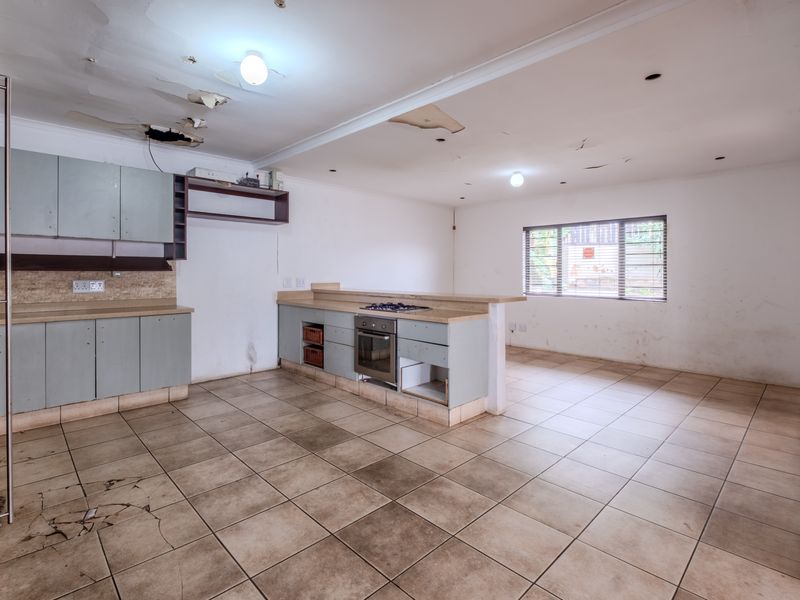 Exceptional renovation opportunity with panoramic sea and city views - Photo 8