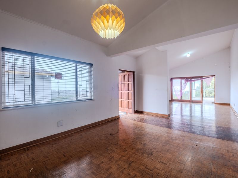 Exceptional renovation opportunity with panoramic sea and city views - Photo 4