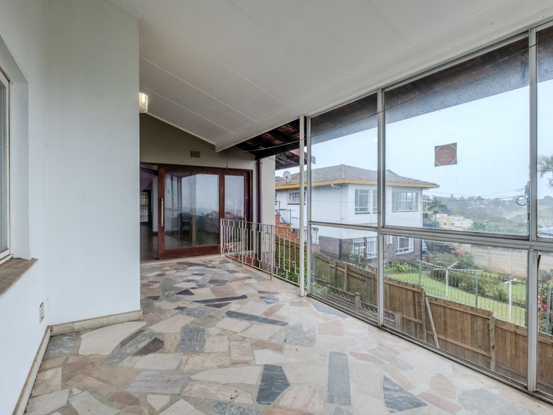 Exceptional renovation opportunity with panoramic sea and city views - Photo 7