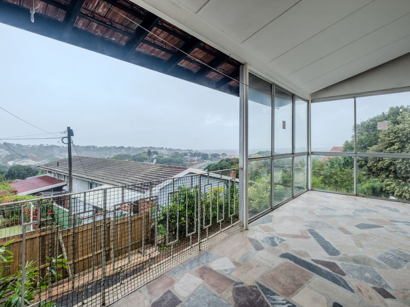 Exceptional renovation opportunity with panoramic sea and city views - Photo 6