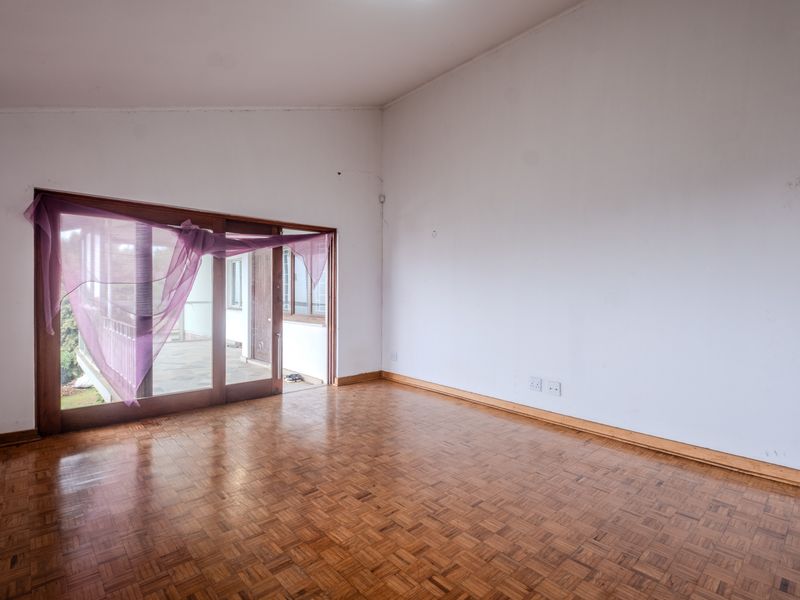 Exceptional renovation opportunity with panoramic sea and city views - Photo 5