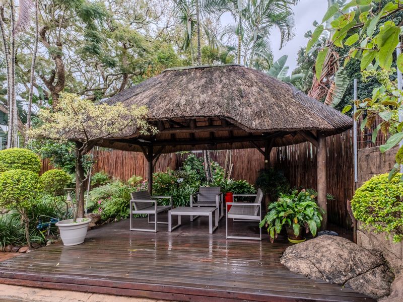 Immaculate family retreat surrounded by lush gardens - Photo 9