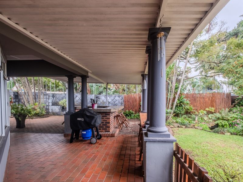 Immaculate family retreat surrounded by lush gardens - Photo 8
