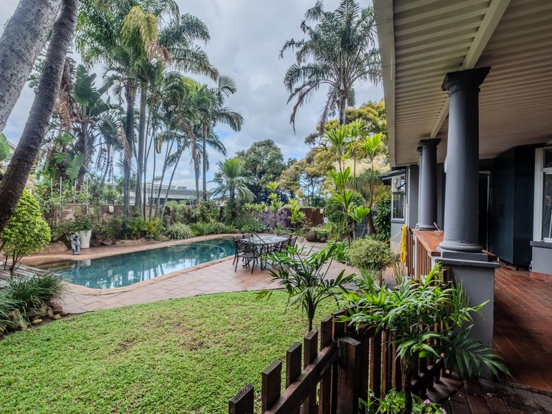Immaculate family retreat surrounded by lush gardens - Photo 7