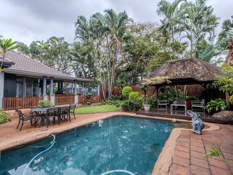 Immaculate family retreat surrounded by lush gardens - Photo 2