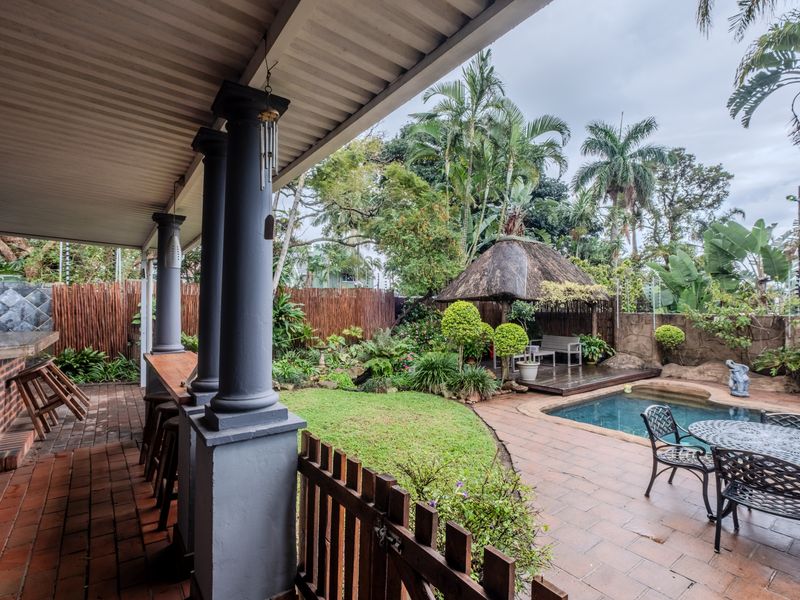 Immaculate family retreat surrounded by lush gardens - Photo 4