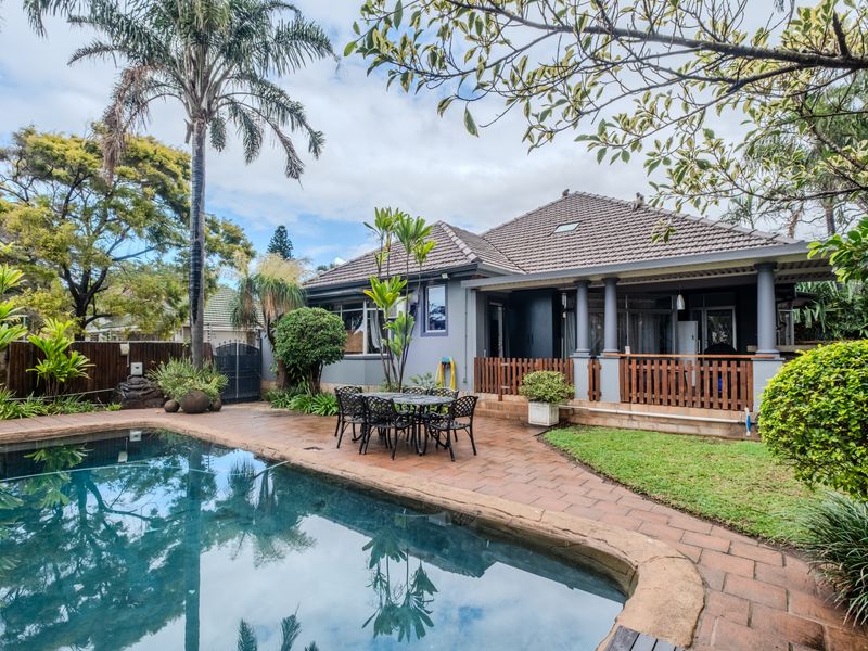 Immaculate family retreat surrounded by lush gardens - Photo 3