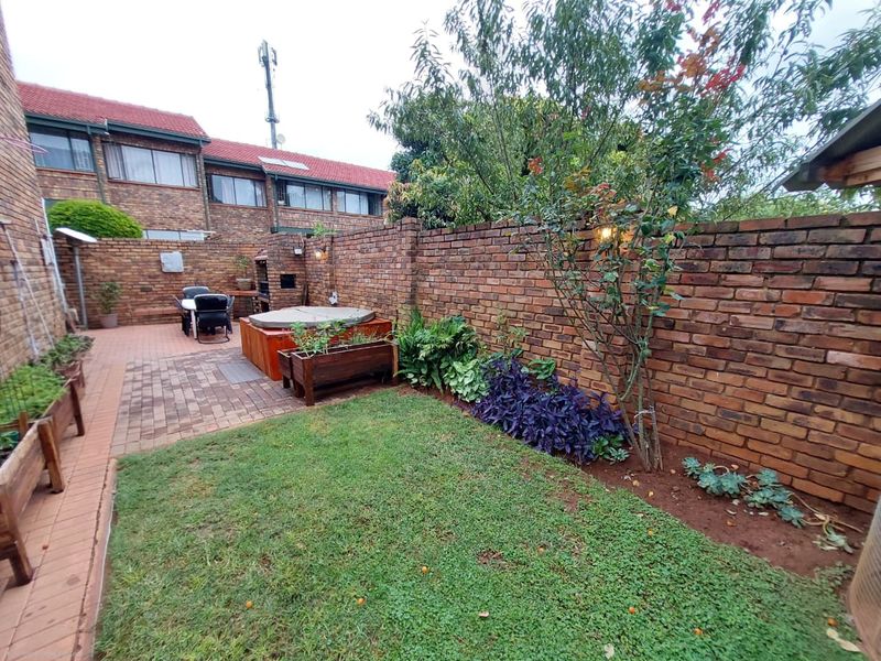 Spacious Family Townhouse with Great Entertainment Appeal - Photo 3
