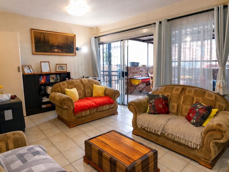 Spacious Family Townhouse with Great Entertainment Appeal - Photo 7