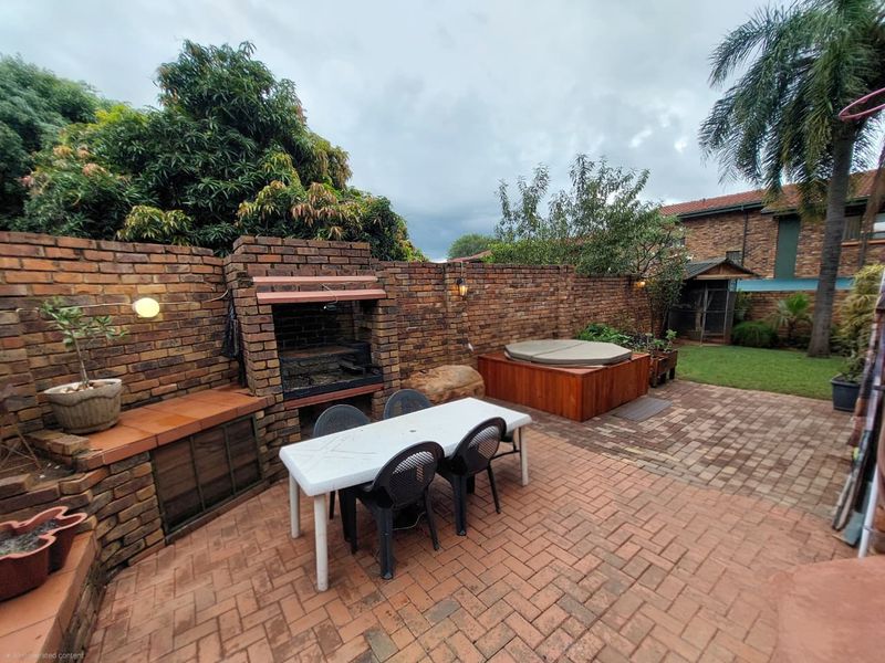 Spacious Family Townhouse with Great Entertainment Appeal - Photo 2