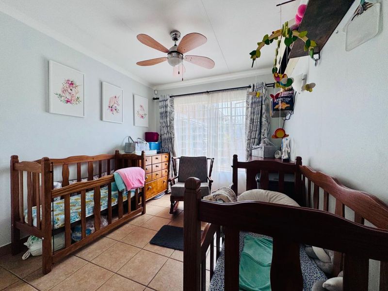 Charming 2-Bedroom Townhouse with Spacious Living and Beautiful Garden - Photo 7