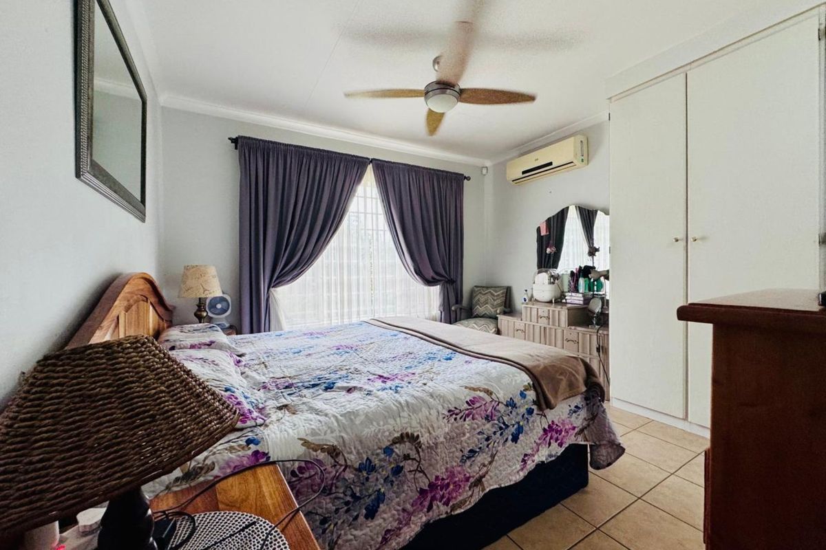 Charming 2-Bedroom Townhouse with Spacious Living and Beautiful Garden - Photo 4