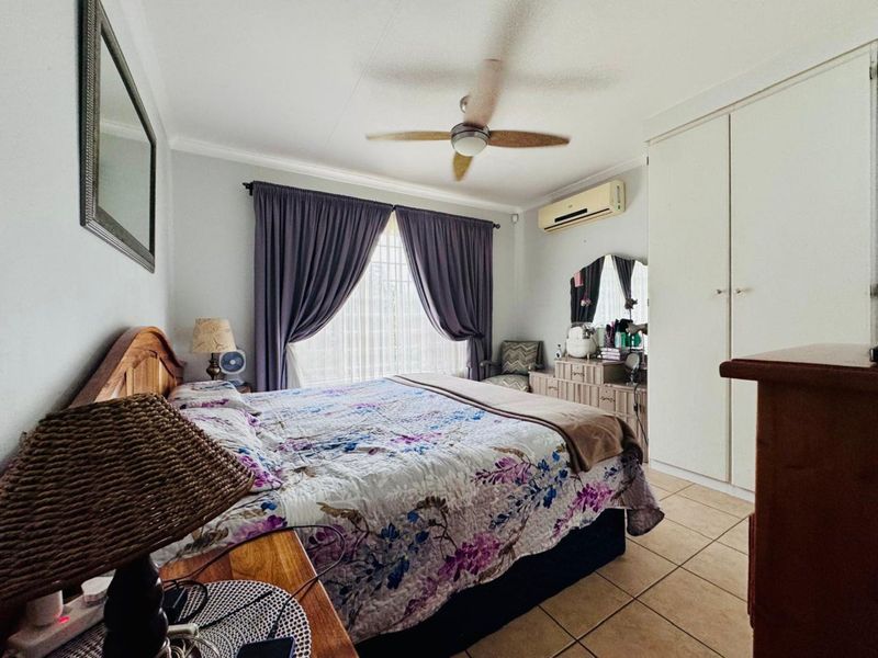 Charming 2-Bedroom Townhouse with Spacious Living and Beautiful Garden - Photo 4